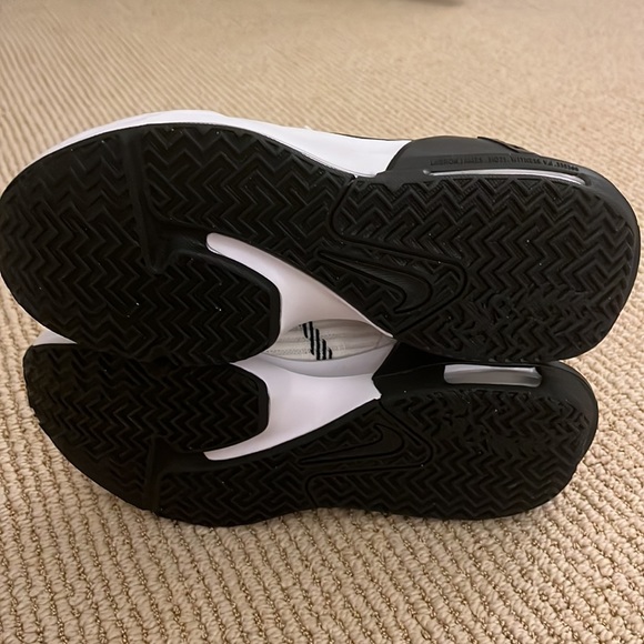 lebron basketball shoes - Picture 2 of 3